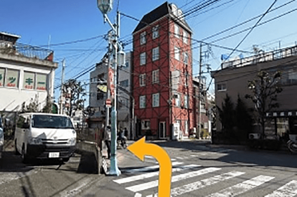 目の前にレンガ色のビルがある十字路を左に曲がり、線路沿いの右手１Fに美容室Chakura本店がございます。